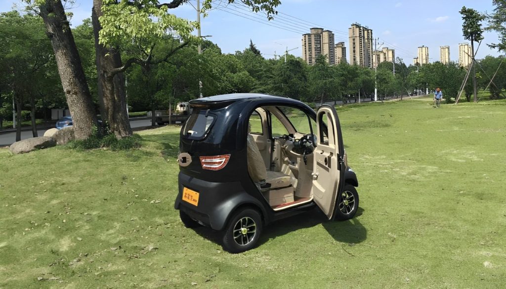 Q Runner Fully Enclosed Cabin Mobility Scooter Live Image